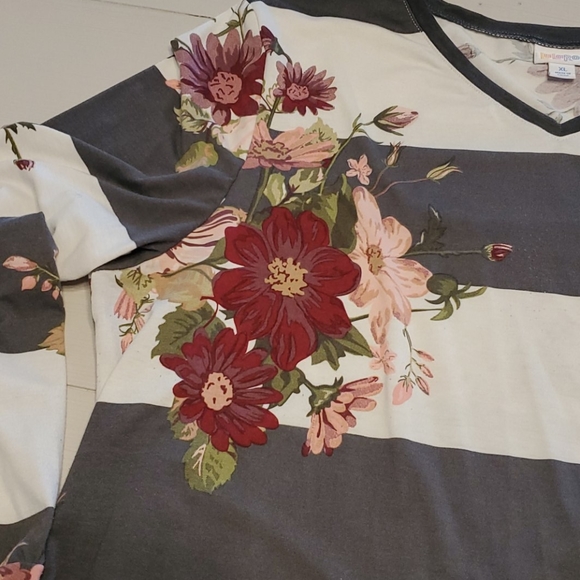 Lularoe Lynnae top - Picture 2 of 5